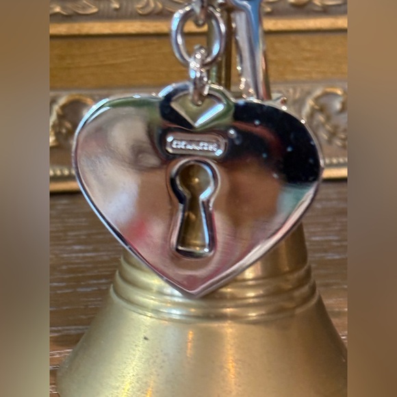 COACH Silver keyhole Embossed Signature Heart Keychain Keyring Key-fob 4” NWOT - Picture 6 of 7